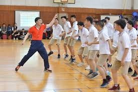 前锋远射破门，球迷现场尖叫